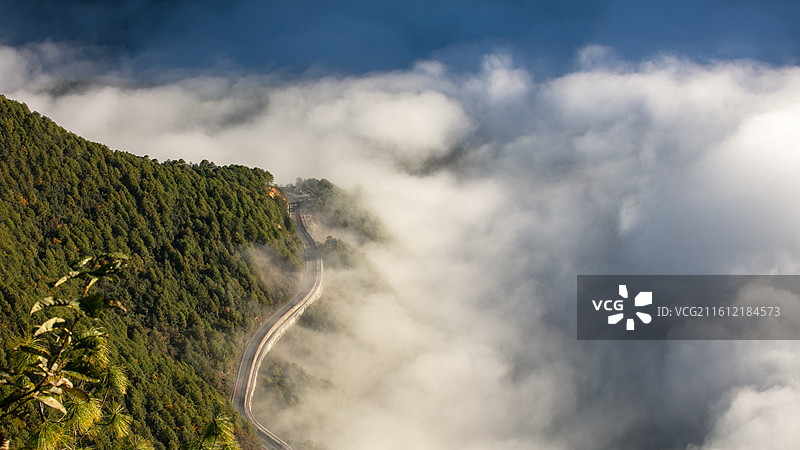 晨光云雾中的云南贡山丙中洛风光图片素材
