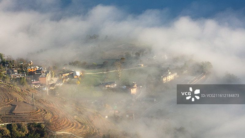 晨光云雾中的云南贡山丙中洛风光图片素材