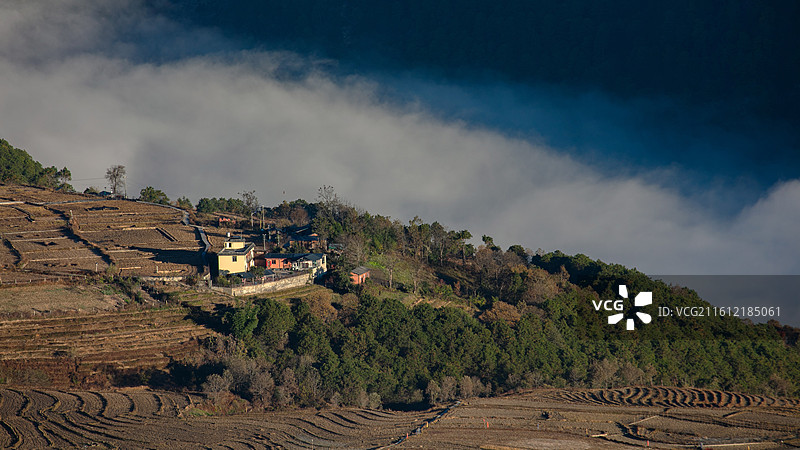 晨光云雾中的云南贡山丙中洛风光图片素材