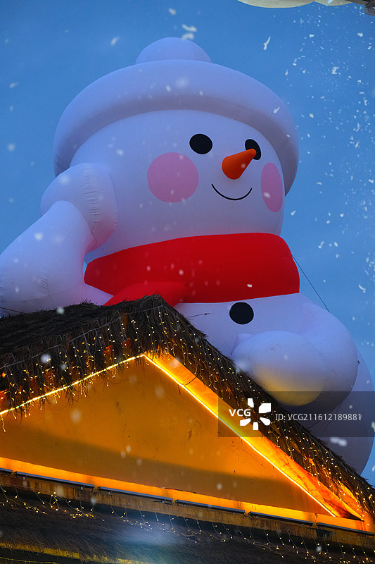 圣诞树，挂满金色和红色的球饰，背景是明亮的蓝天图片素材