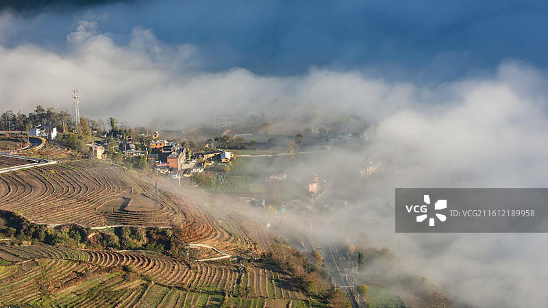 晨光云雾中的云南贡山丙中洛风光图片素材
