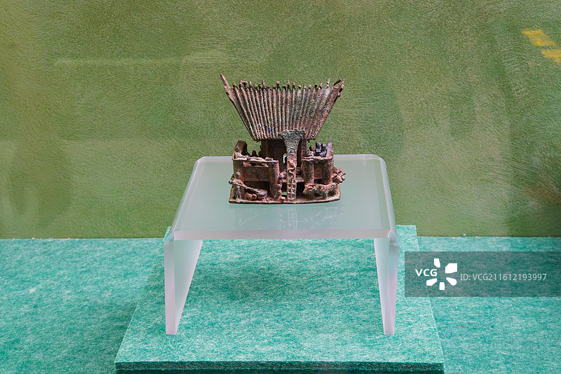 古代青铜器陈列于展台图片素材