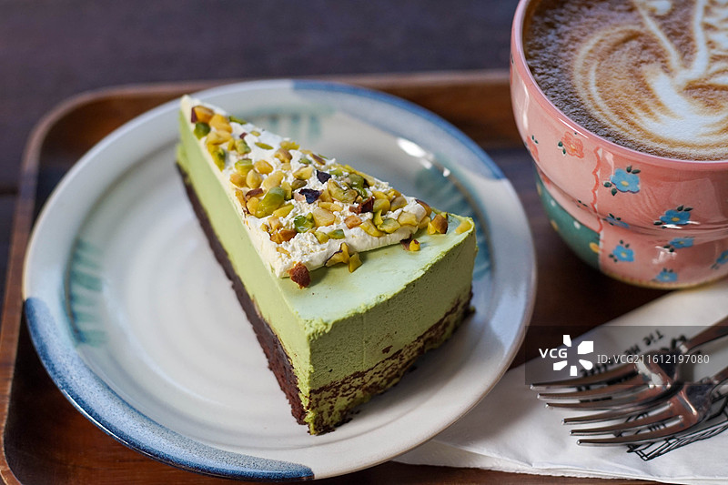 桌上盘子里蛋糕的特写镜头图片素材