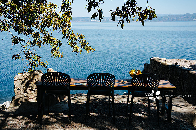 抚仙湖自然环境中的用餐场景图片素材