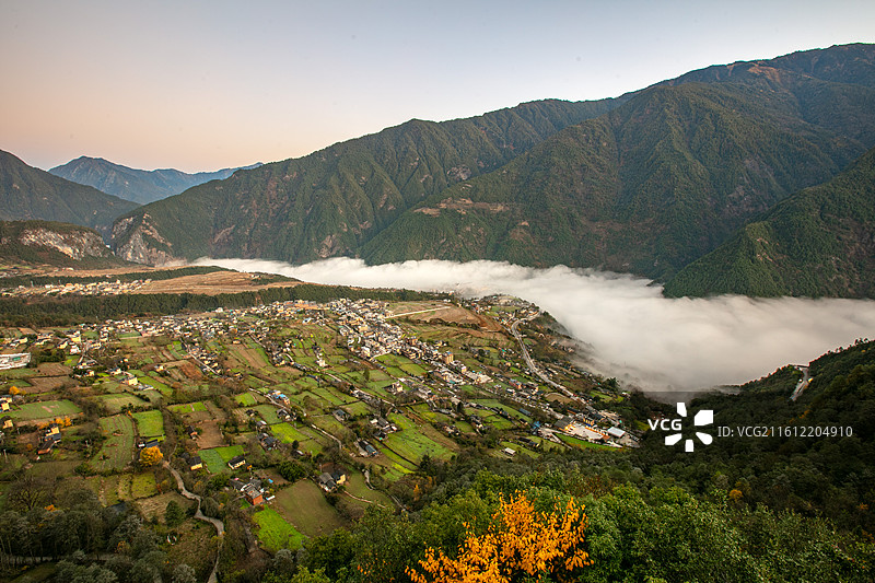 晨光云雾中的云南贡山丙中洛风光图片素材