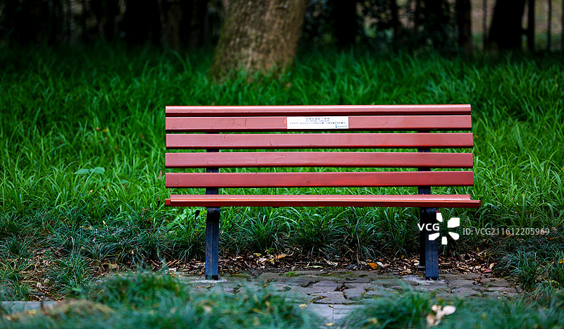 一张休闲凳在草丛中图片素材