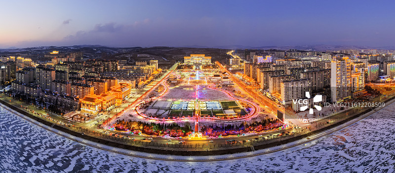 冬季夜晚，无人机航拍吉林省延边朝鲜族州延吉市阿里郎足球广场夜景及灯光秀。图片素材