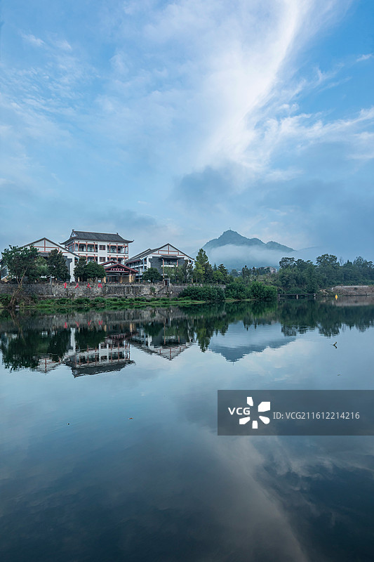 边城清水江河畔与青山间的宁静风光图片素材
