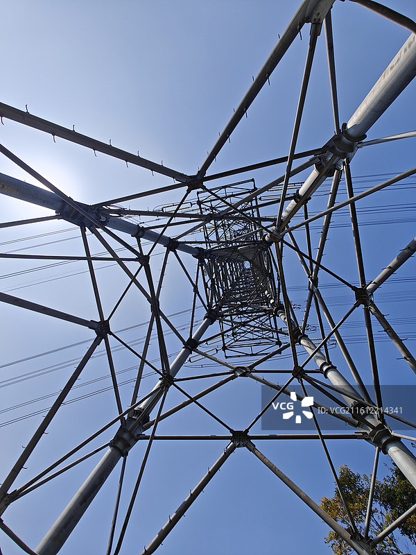 广州山区高山信号塔输电线塔基站结构仰视框架图片素材
