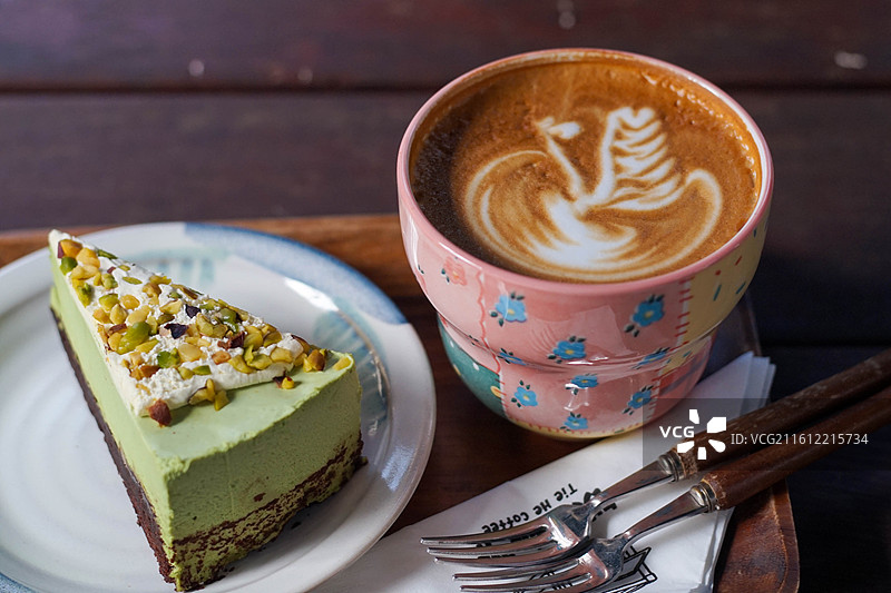 桌上盘子里蛋糕的特写镜头图片素材