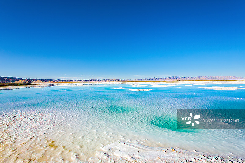 中国青海省海西蒙古族藏族自治州大柴旦翡翠湖山水景观图片素材