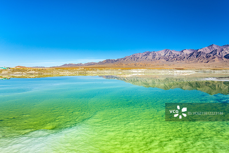 中国青海省海西蒙古族藏族自治州大柴旦翡翠湖山水景观图片素材