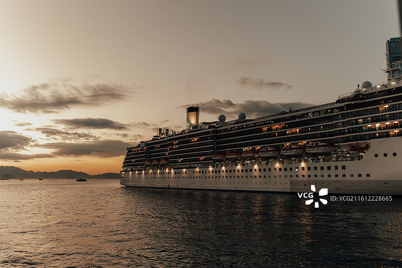 夕阳下停泊在维港的游轮图片素材
