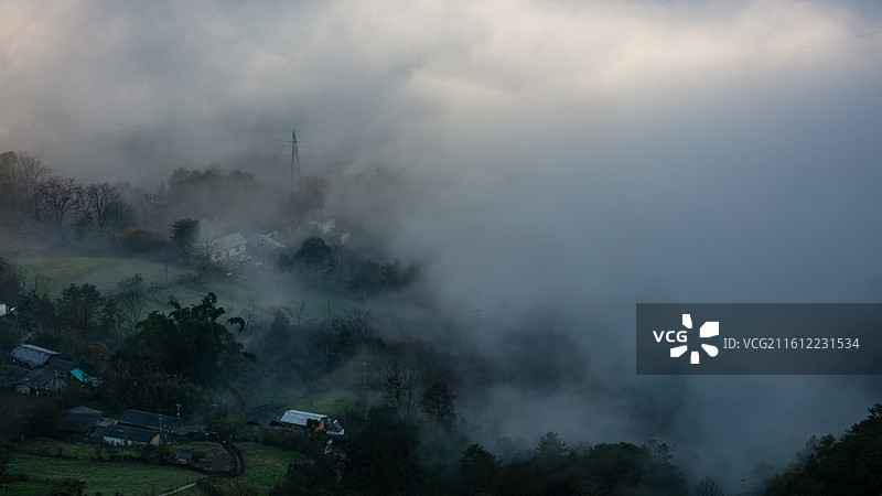 晨光云雾中的云南贡山丙中洛风光图片素材