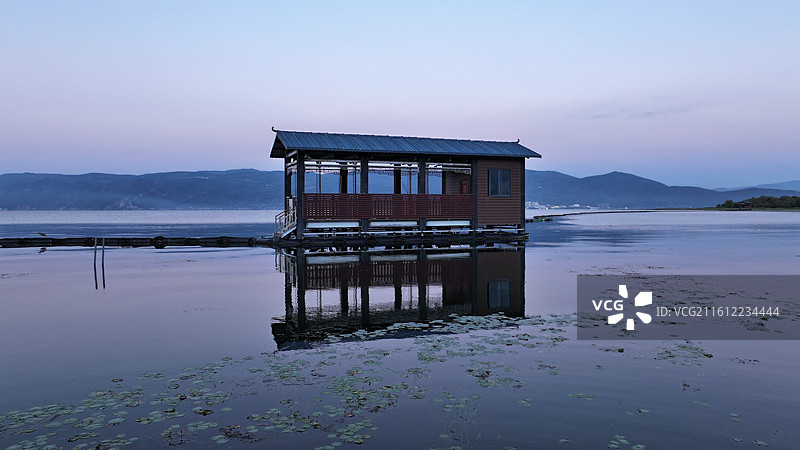 云南大理市洱海暮色航拍图片素材