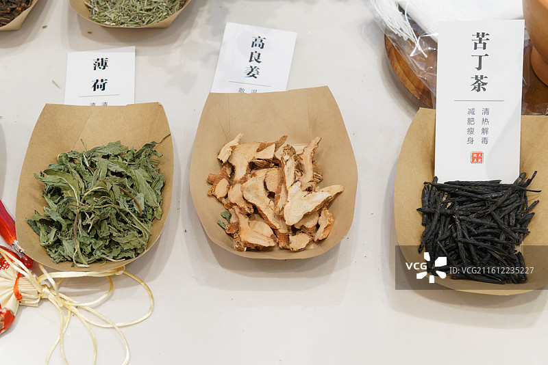 端午节制作香囊的香料图片素材