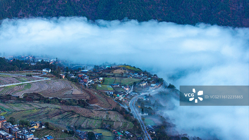日照云南贡当神山下的丙中洛风光图片素材