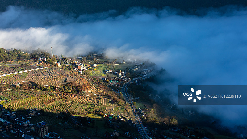 晨光云雾中的云南贡山丙中洛风光图片素材