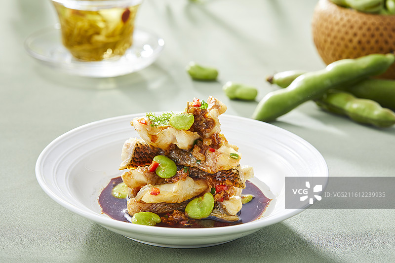 中餐家常美食 蚕豆拌蒸鲈鱼图片素材