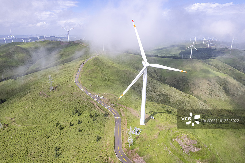 沽源坝上草原天路风车航拍自然风光图片素材