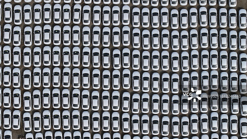 无人机航拍国际港口停车场一排排整齐停放的新车等待装运图片素材