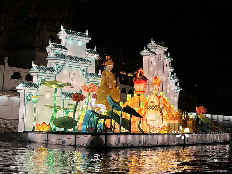 南京新年元宵节灯会秦淮河夫子庙中的彩色花灯像图片素材