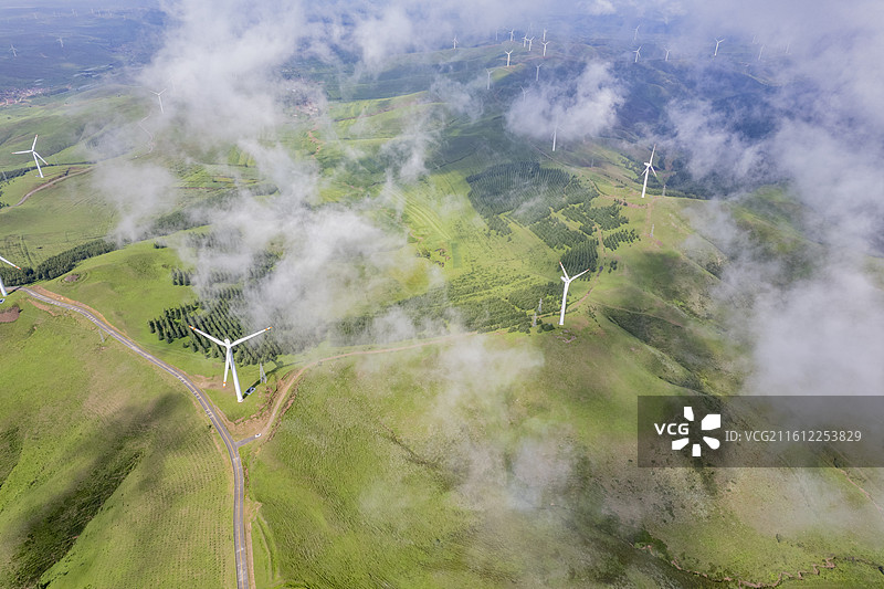 沽源坝上草原天路风车航拍自然风光图片素材