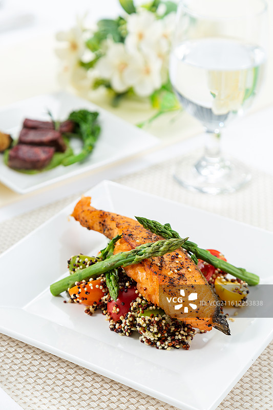 三文鱼藜麦沙拉图片素材