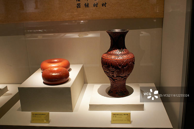 清代剔彩携琴访友人物赏瓶，清代大漆描金龙纹朝珠盒，华夏漆器博物馆，沈阳城市旅游景点，文物古玩收藏艺术图片素材
