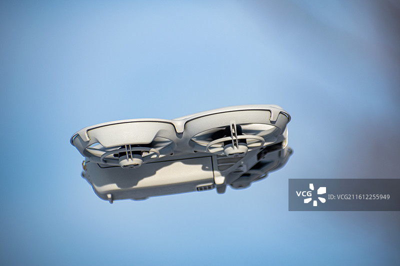 户外无人机放飞、无人机、迷你无人机图片素材