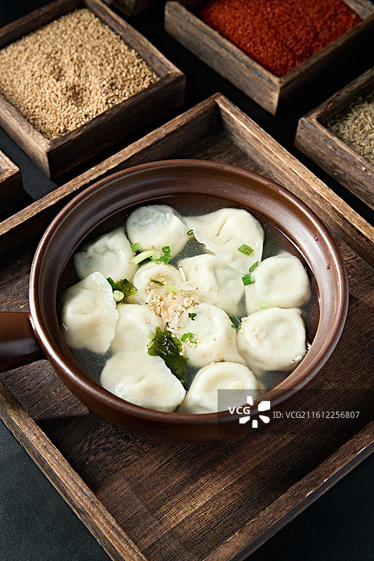 砂锅清汤煮现包汤饺图片素材