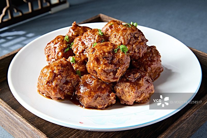 婚宴传统美食红烧狮子头肉丸子图片素材