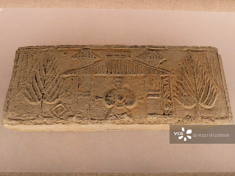 亭阙门吏画像砖，汉代，河南博物院藏，46.5*17.7*9.5cm，“墨韵文脉 河南汉唐艺术珍品展”图片素材