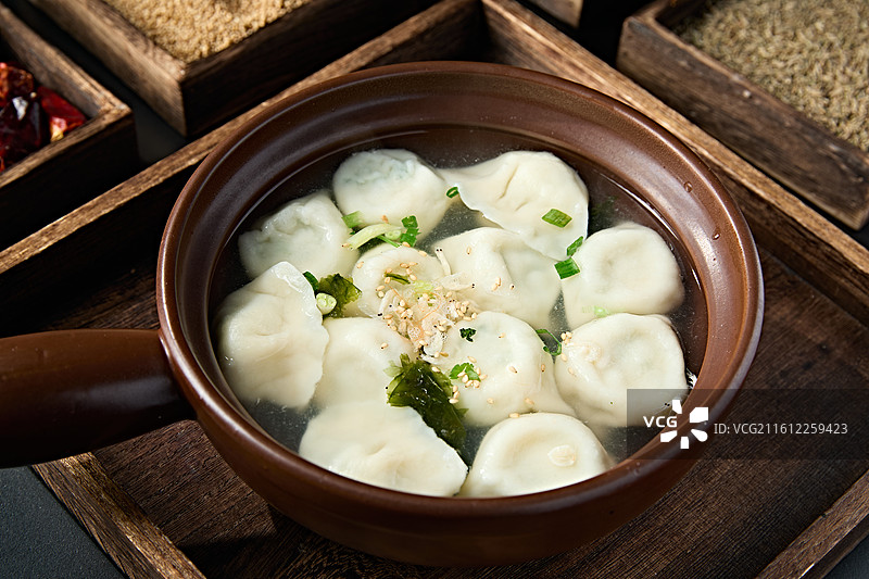 砂锅清汤煮现包汤饺图片素材