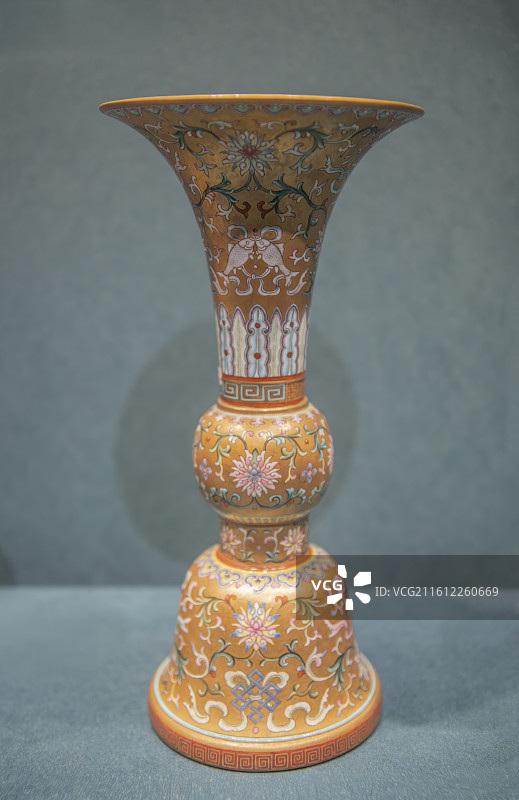 故宫博物院金邻共曜（中泰建交50周年文物特展）--金地粉彩缠枝莲托八吉祥纹五供（清乾隆）图片素材