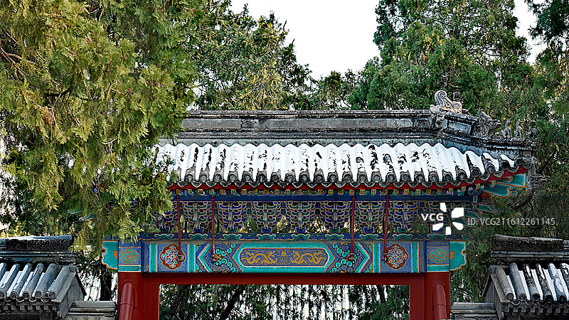 冬日雪后香山公园 松柏书掩映中式传统建筑门楼牌坊图片素材