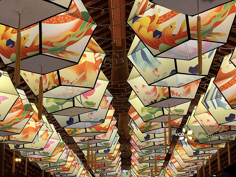 元宵节南京夫子庙悬挂在天花板上的花灯灯笼的低角度视图图片素材