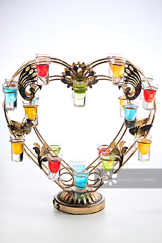 酒吧爱心形状调制鸡尾酒图片素材