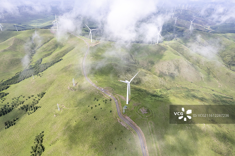 沽源坝上草原天路风车航拍自然风光图片素材