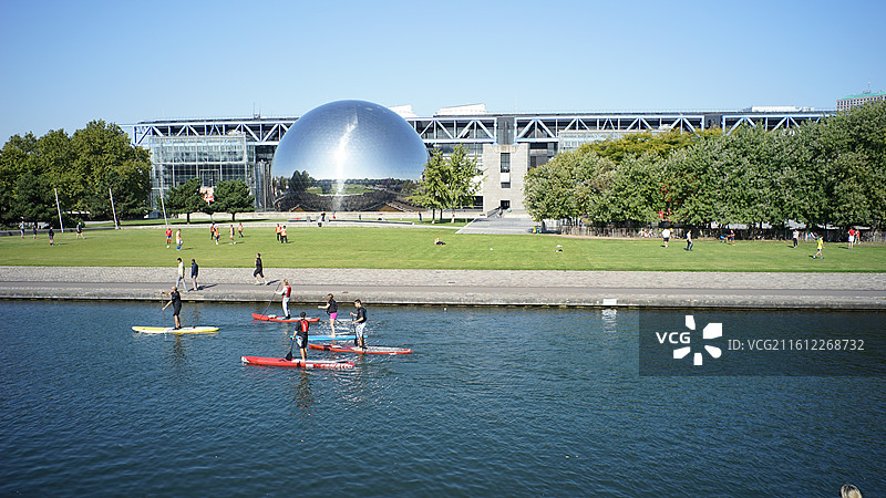 法国巴黎拉维莱特公园镜面球与桨板人群图片素材