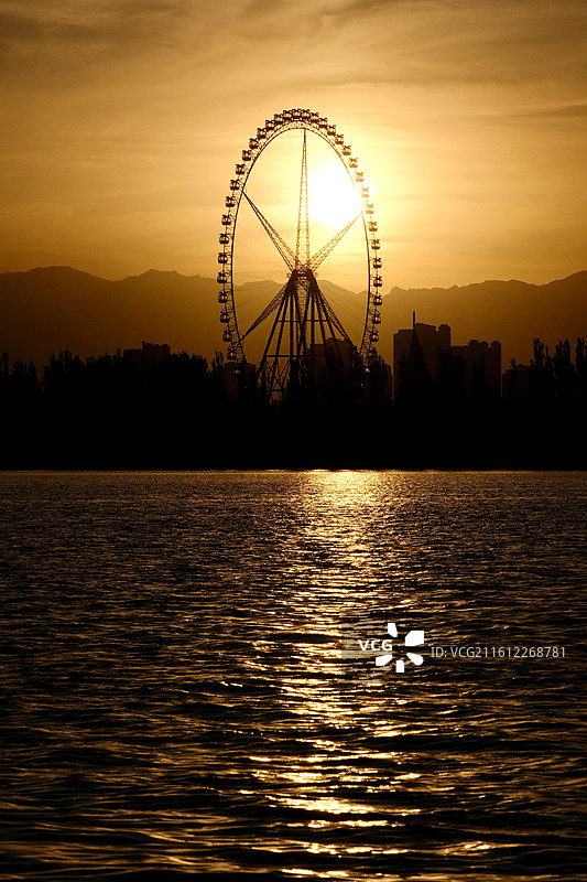 宁夏银川览山公园夕阳晚照建筑灯光阅海湖摩天轮图片素材