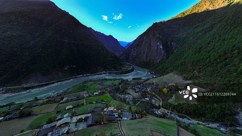 云南贡山县丙中洛镇雾里村风光图片素材