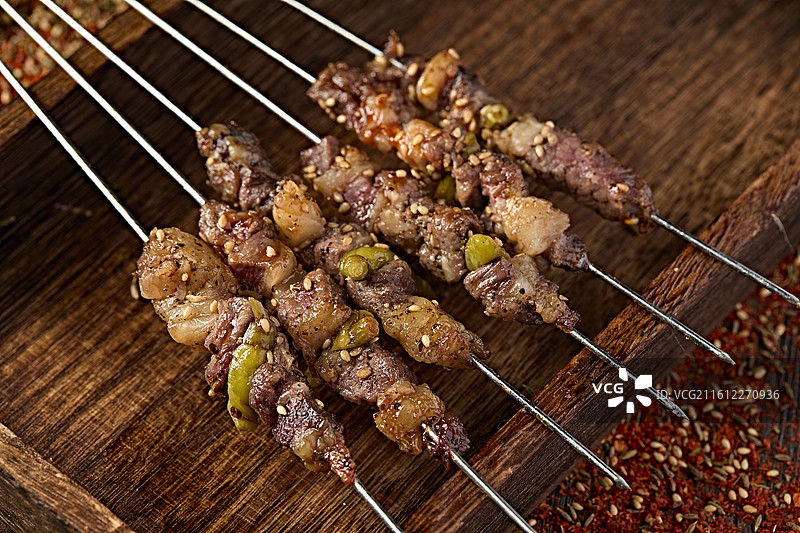 美味烧烤炭烤羊肉野山椒串图片素材