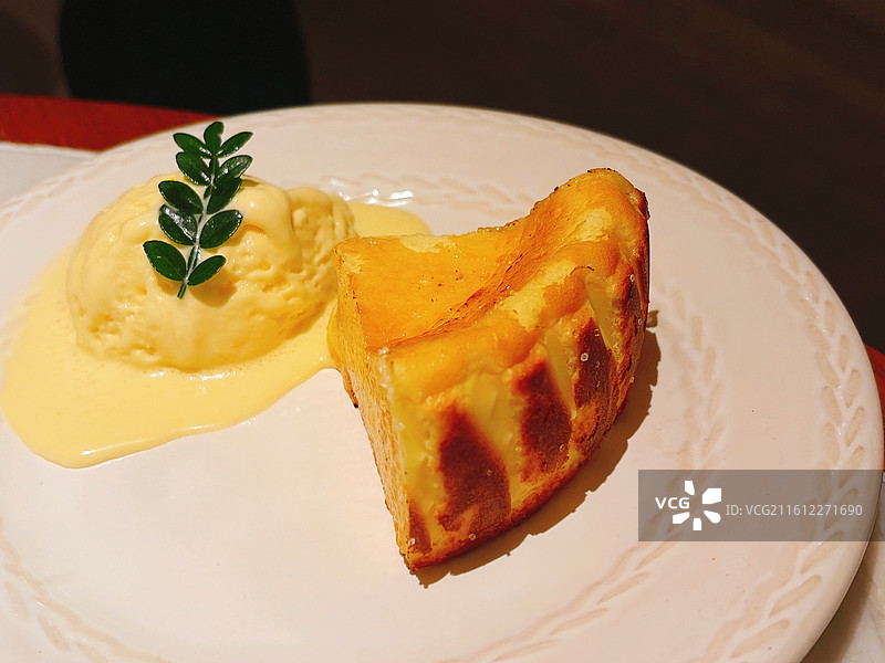 巴斯克蛋糕配冰淇淋图片素材