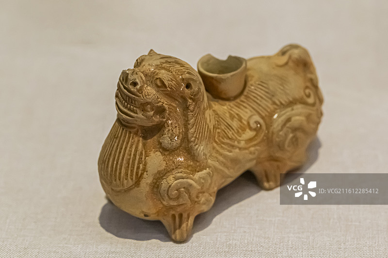 青瓷狮形烛台 晋 湖南省博物馆藏 河北博物院“光耀千年——中国古代灯具文化展”图片素材