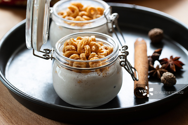 健康早餐酸奶碗与香脆谷物圈图片素材