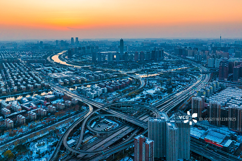 航拍郑州中州大道农业路立交桥日出雪景图片素材
