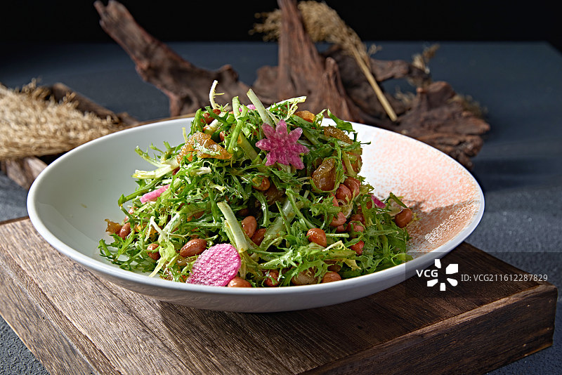 苦菊果仁心里美萝卜拌海蜇图片素材