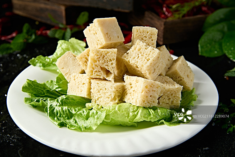火锅食材一盘冻豆腐切片图片素材