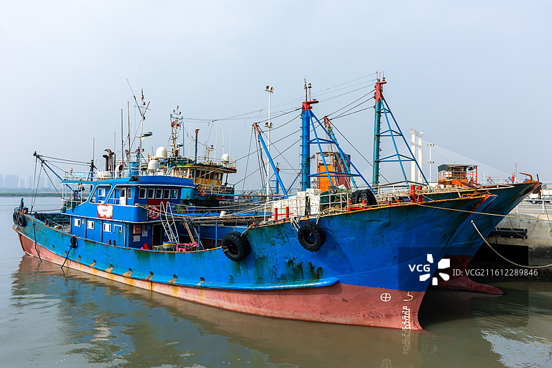 停泊在晋江蟳埔渔人交易码头的海捕渔船图片素材